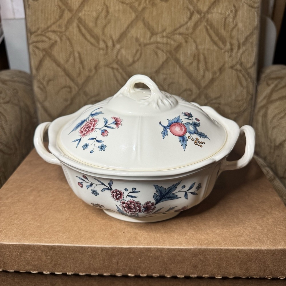 Wedgwood WILLIAMSBURG POTPOURRI 8 1/2" Round Covered Vegetable Serving Bowl